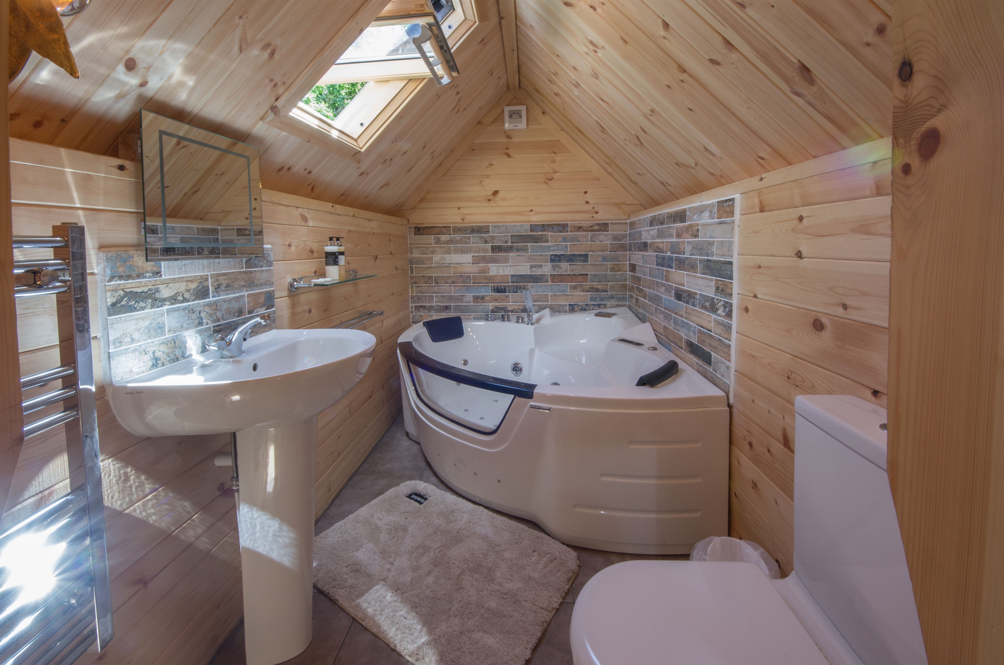 Kirnan Cottages Wildcat Lodge Luxury Bathroom with jacuzzi bath Kilmichael Glassary, Lochgilphead PA31 8RE